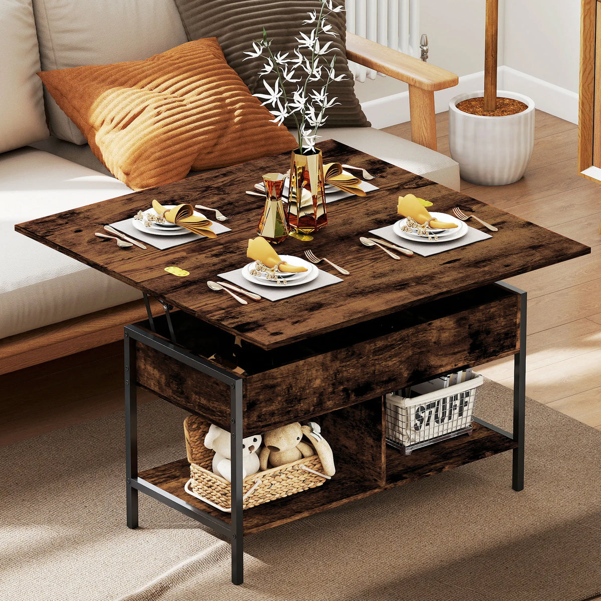 Table basse relevable dépliée devant un canapé, couverts pour deux