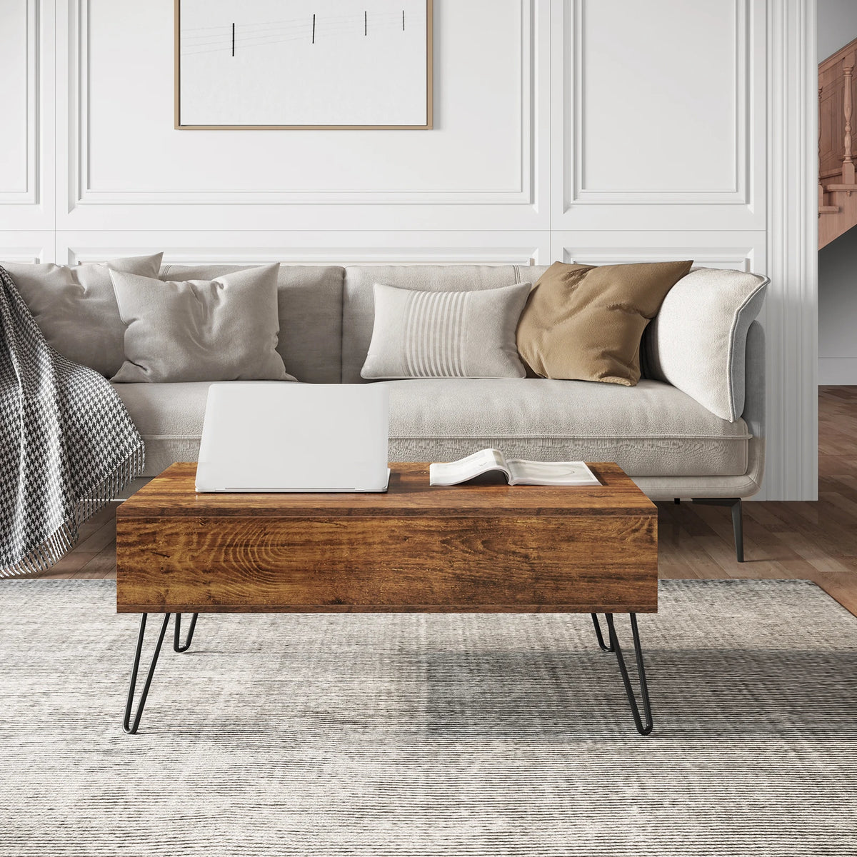Table basse relevable vintage dans un salon, plateau fermé