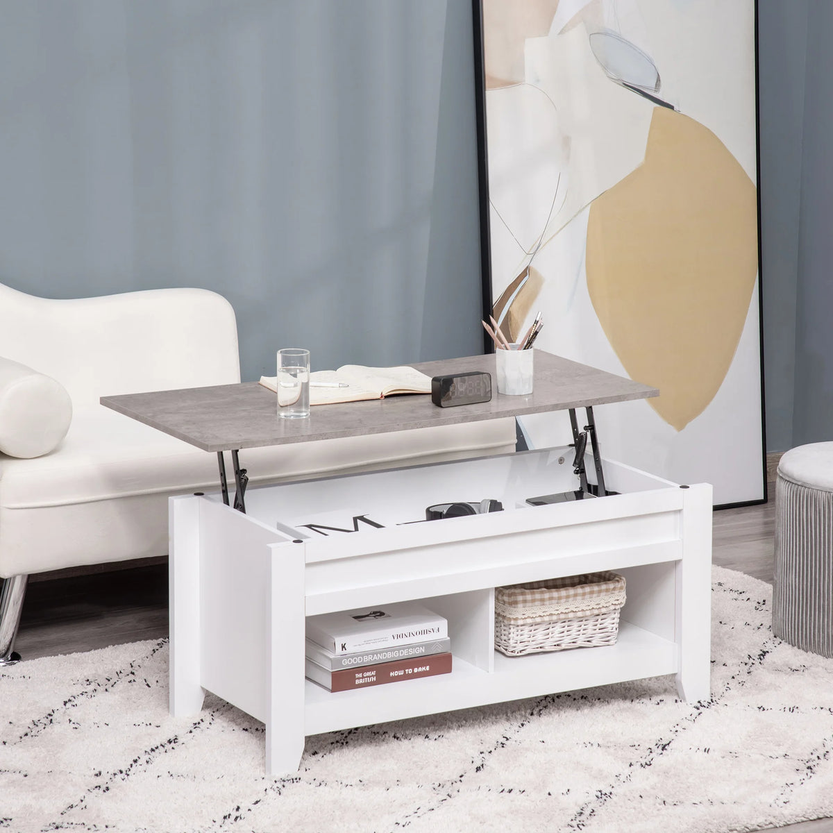 Table basse relevable blanche et grise devant un canapé, plateau relevé