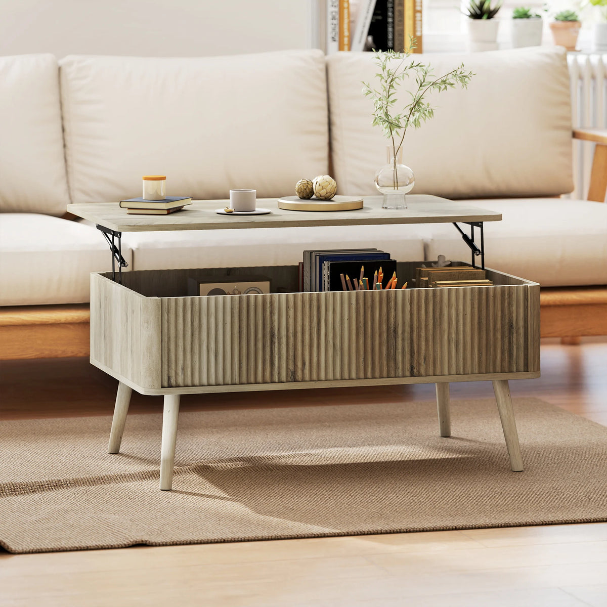 Table basse relevable cannelée devant un canapé clair