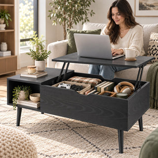 Plateau relevé à hauteur de travail : ordinateur portable et tasse, depuis le canapé